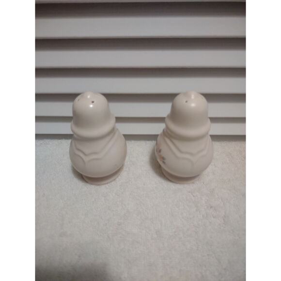 Pfaltzgraff Remembrance floral salt and pepper stoneware shakers set pair - Picture 3 of 7